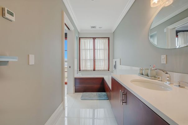 Bathroom, Dual Sink Vanities, Interior, Recessed Lighting