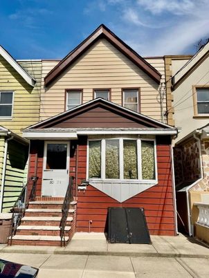 Exterior, Facade, Rowhouse