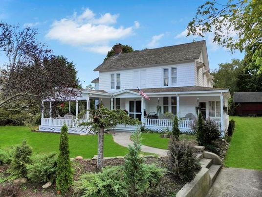 Backyard, Exterior, Facade, American Foursquare