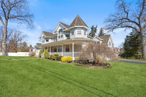 Exterior, Facade, Queen Anne Victorian