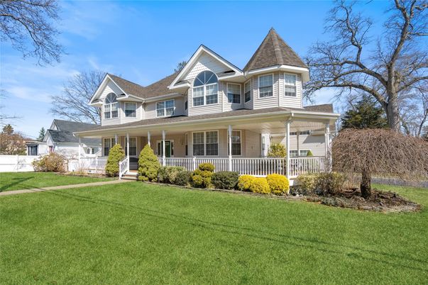 Exterior, Facade, Queen Anne Victorian