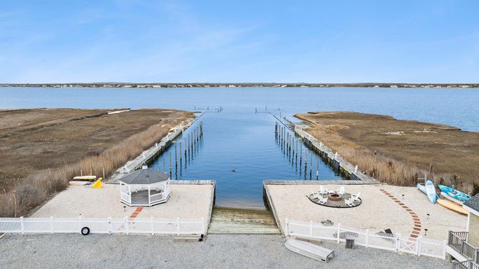Exterior, Lake