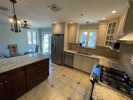 Dining room, Interior, Kitchen, Pendant Lights, Recessed Lighting, Stainless Steel Appliances