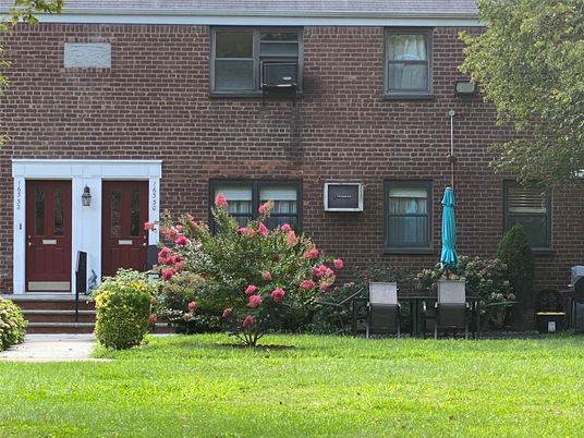 Exterior, Facade, Brick Facade, Rowhouse