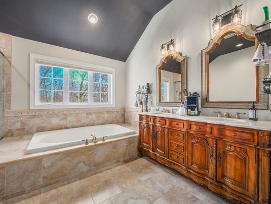 Bathroom, Dual Sink Vanities, Interior, Recessed Lighting