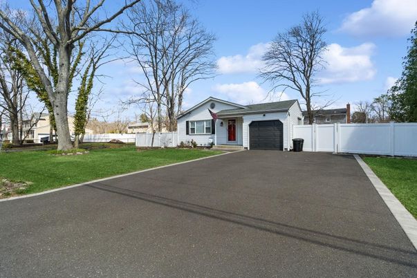 Attached, Exterior, Facade, Ranch