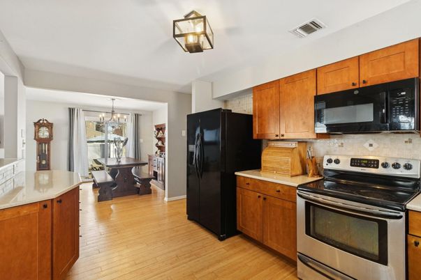Chandelier, Dining room, Interior, Kitchen, Stainless Steel Appliances, Wood Texture Flooring