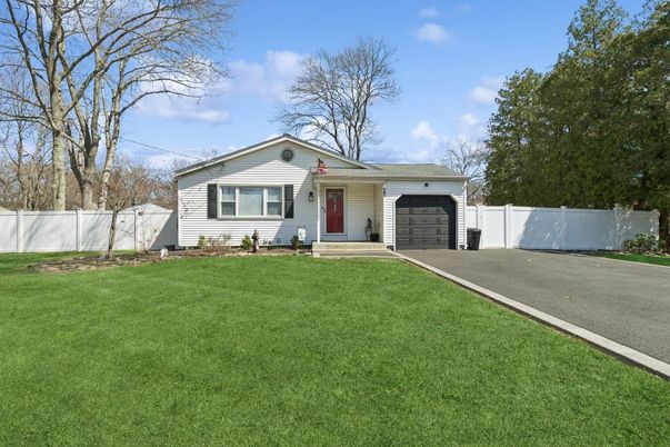 Attached, Exterior, Facade, Ranch