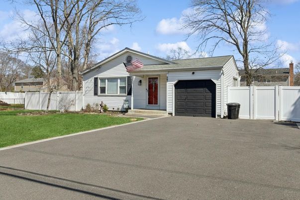 Attached, Exterior, Facade, Ranch