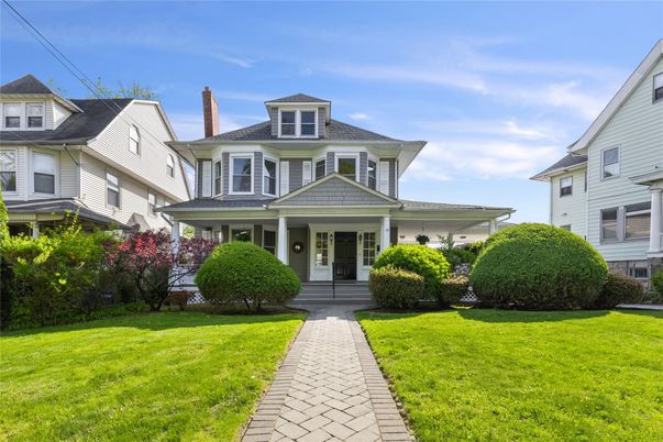Exterior, Facade, American Foursquare