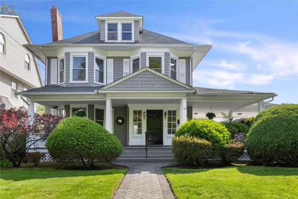 Exterior, Facade, American Foursquare