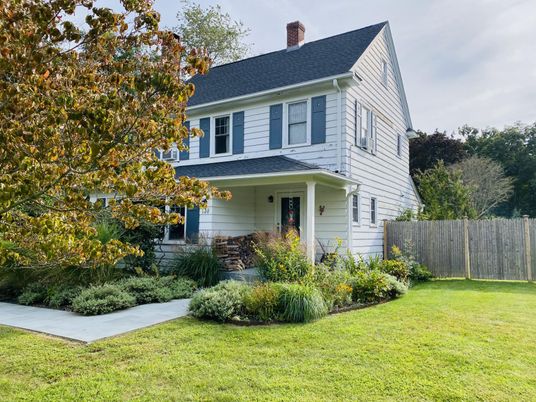 Backyard, Exterior, Facade, Queen Anne Victorian