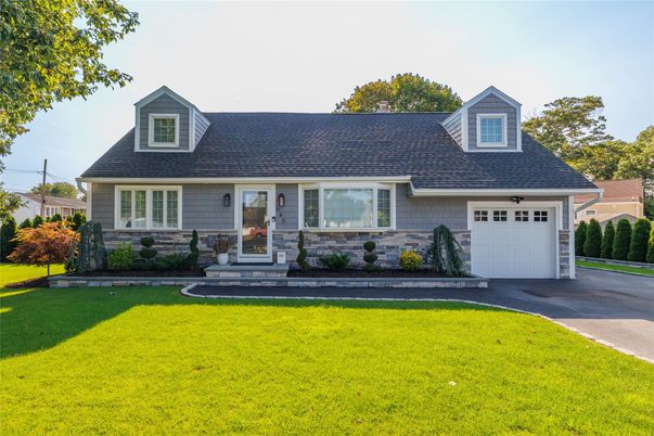 Attached, Exterior, Facade, Cape Cod
