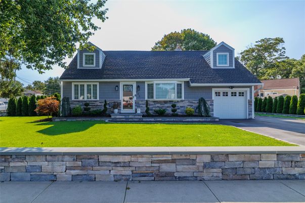 Attached, Exterior, Facade, Cape Cod