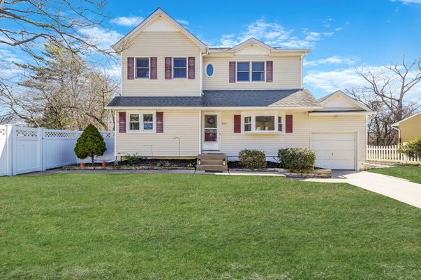 Attached, Exterior, Facade, Farmhouse