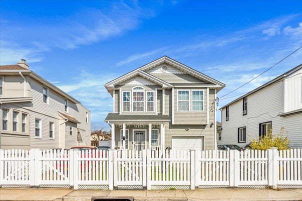 Attached, Exterior, Facade, Queen Anne Victorian