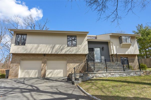 Attached, Exterior, Facade, Brick Facade, Raised Ranch