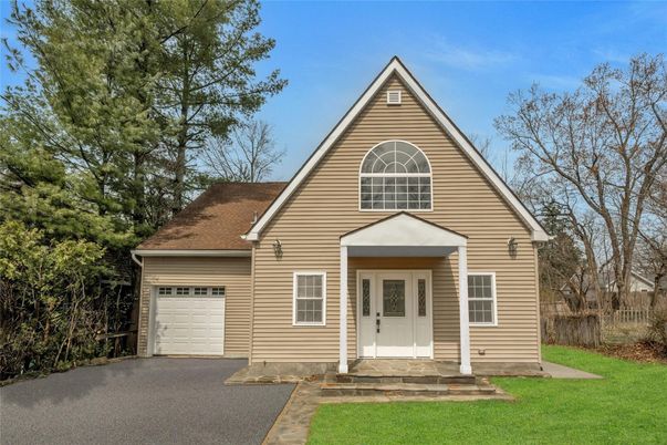 Attached, Exterior, Facade, Farmhouse