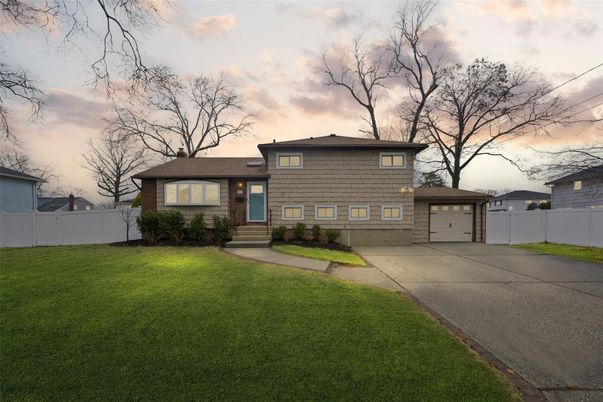 Attached, Exterior, Facade, Split Level