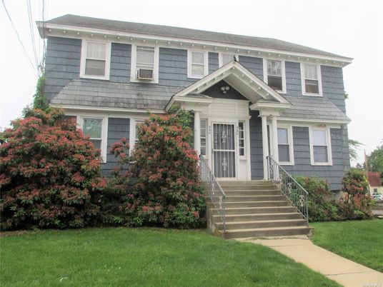 Exterior, Facade, American Foursquare