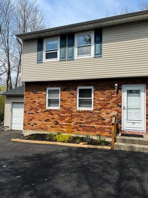 Attached, Exterior, Facade, Brick Facade, Split Level