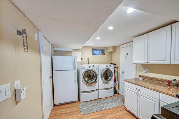 Interior, Recessed Lighting, Washer, Wood Texture Flooring
