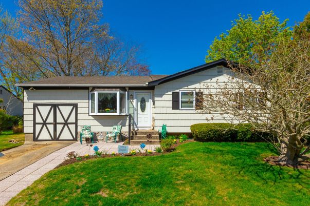 Attached, Exterior, Facade, Ranch