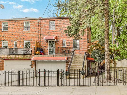 Attached, Exterior, Facade, Brick Facade, Rowhouse