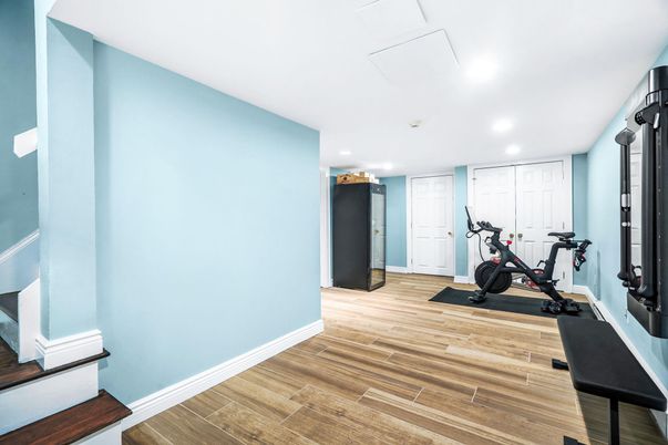 Fitness Equipment, Interior, Recessed Lighting, Wood Texture Flooring