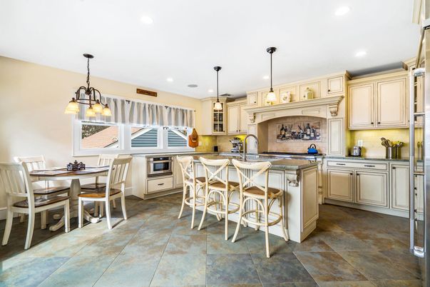 Dining room, Interior, Kitchen, Pendant Lights, Recessed Lighting, Stainless Steel Appliances