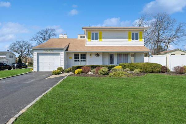 Attached, Exterior, Facade, Split Level