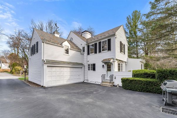 Attached, Exterior, Facade, Cape Cod