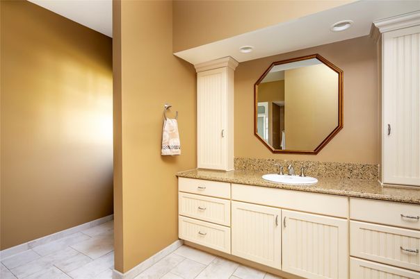 Bathroom, Dual Sink Vanities, Interior, Recessed Lighting
