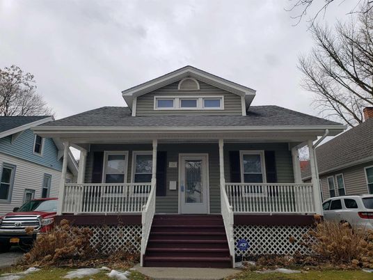 Exterior, Facade, American Foursquare