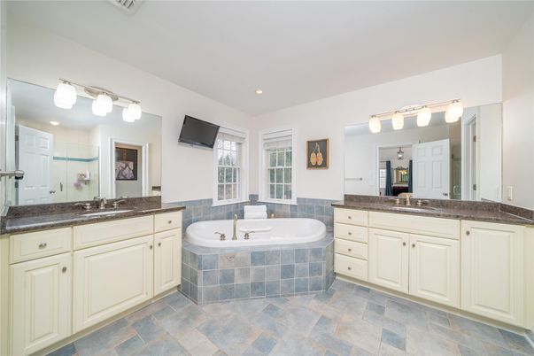 Bathroom, Dual Sink Vanities, Interior, Recessed Lighting