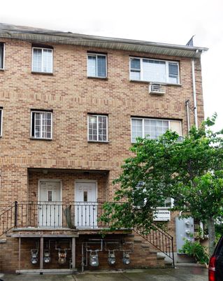 Exterior, Facade, Brick Facade, Rowhouse