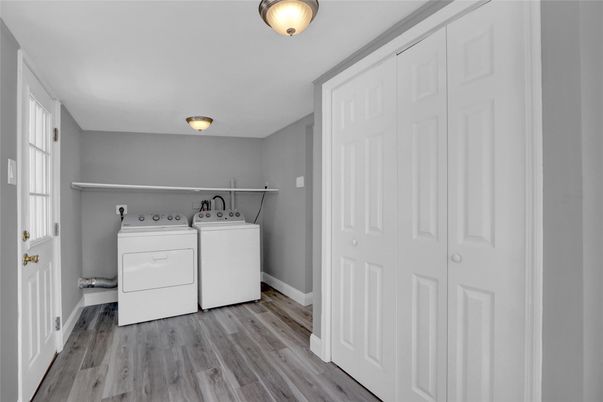 Interior, Utility Closets, Washer, Wood Texture Flooring