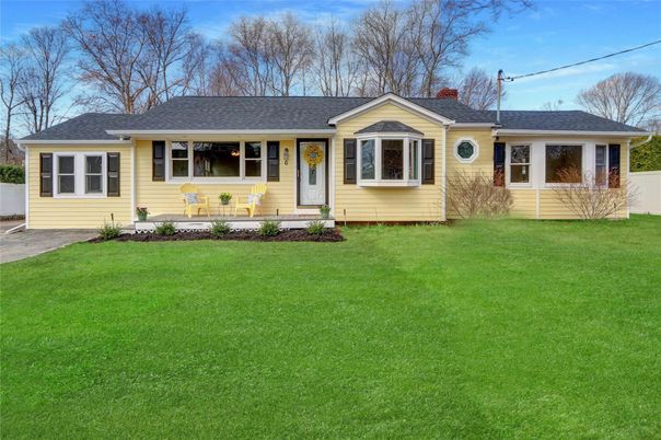 Exterior, Facade, Ranch