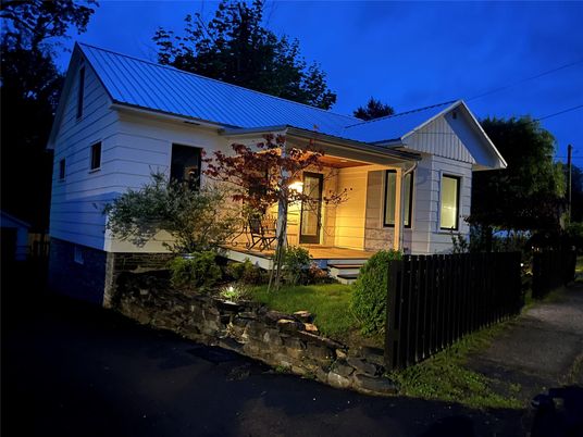 Exterior, Facade, Farmhouse