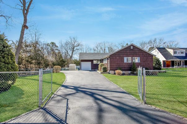 Attached, Exterior, Facade, Ranch