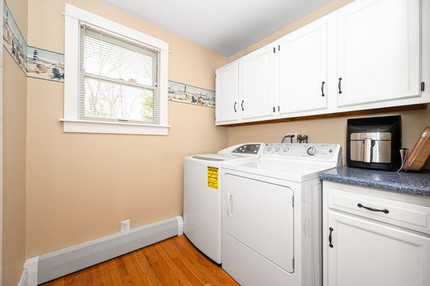 Interior, Washer, Wood Texture Flooring