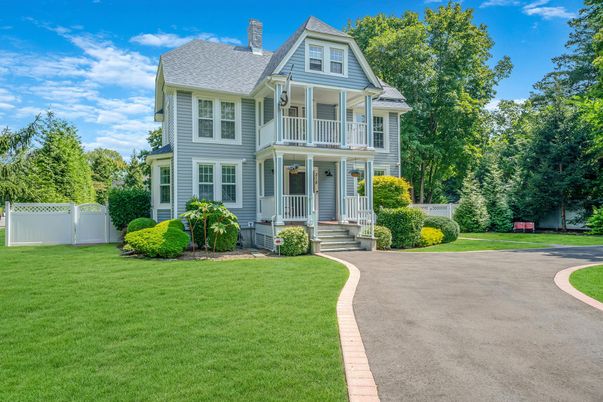 Exterior, Facade, Queen Anne Victorian