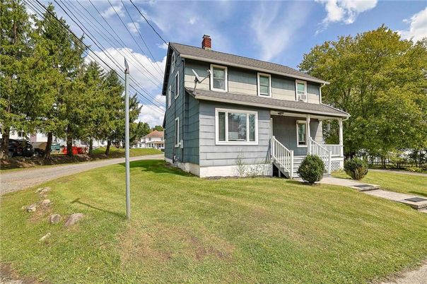 Backyard, Exterior, Facade, American Foursquare