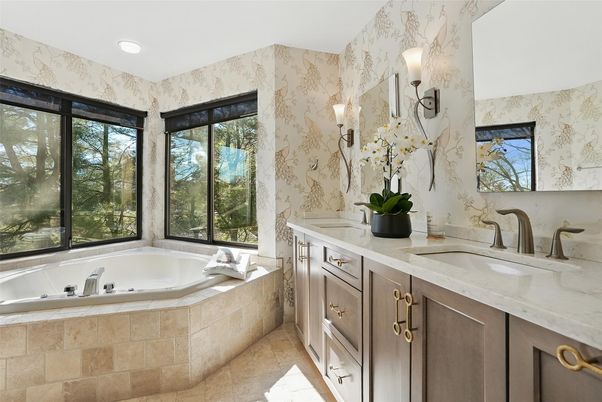 Bathroom, Dual Sink Vanities, Interior, Recessed Lighting