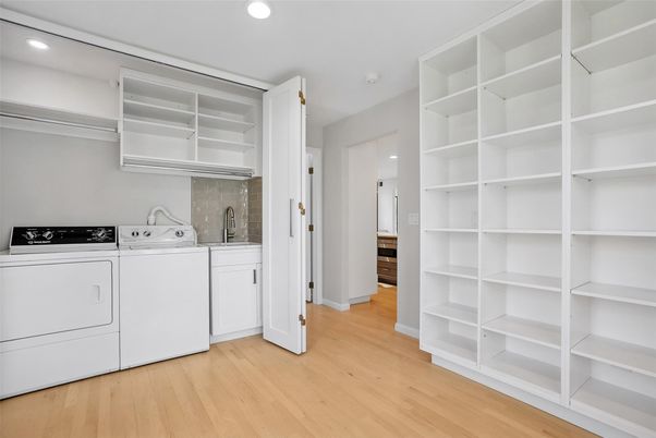 Interior, Recessed Lighting, Washer, Wood Texture Flooring