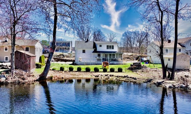 Exterior, Lake