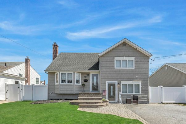 Exterior, Facade, Cape Cod