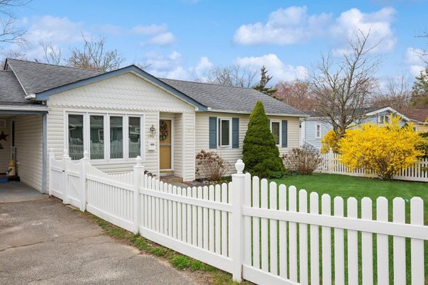 Exterior, Facade, Ranch