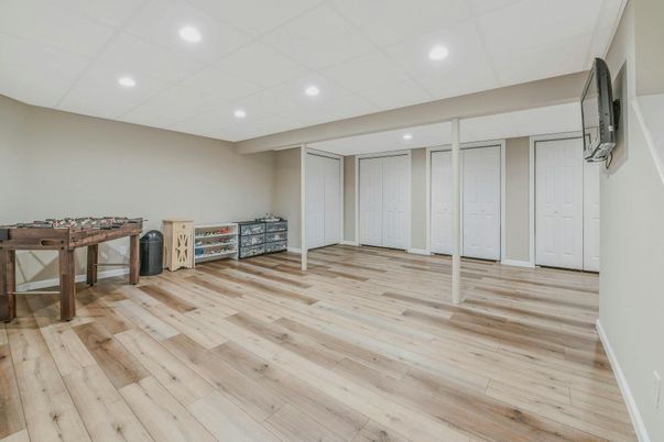 Empty room, Interior, Recessed Lighting, Wood Texture Flooring