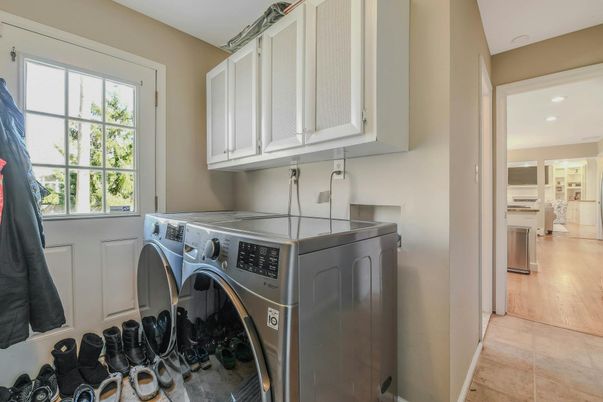 Interior, Recessed Lighting, Washer, Wood Texture Flooring